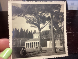 Photo Snapshot 1930 40 ITALIE  ROME - Basilique De Saint Laurent Hors Les Murs Homme, Assis,CITROEN Peugeot Voiture - Places