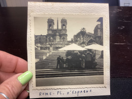 Photo Snapshot 1930 40 ITALIE ROME Place D’Espagne, Personne Sur Des Escaliers Devant Un Commerce De Fleurs Parasol - Places