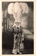 CARTE PHOTO - Enfant - Costume De Carnaval - Chapeau à Plumes - Comité Des Gilles - Carte Postale Ancienne - Photographie