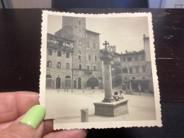 Photo Snapshot 1930 40 ITALIE Arezzo Pizza Grande Enfants, Qui Jouent Sur La Place Devant Statut Monument Qui Marche - Lugares