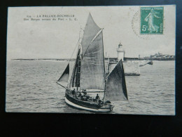 LA ROCHELLE PALLICE                              UNE BARQUE SORTANT DU PORT - La Rochelle