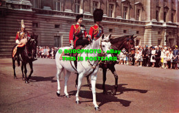 R485694 H. M. The Queen And H. R. H. Prince Philip - Monde