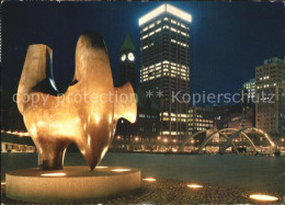 72413113 Toronto Canada Ontario Skulptur Henry Moore Stadtuhr Nachtaufnahme  - Non Classés