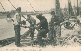 14 TROUVILLE - Pecheurs Sur Le Quai   - TTB - Trouville