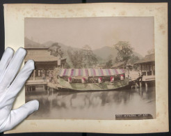 Fotografie Unbekannter Fotograf, Ansicht Miyajima, Japanisches Vergnügungsboot Am Steeg, Koloriert, Rückseite Rikscha  - Plaatsen