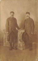 CARTE PHOTO NON IDENTIFIEE DEUX SOLDATS DANS LE STUDIO GUILLEMINOT - Zu Identifizieren