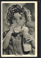 AK Schauspielerin Shirley Temple Trinkt Milch  - Actores