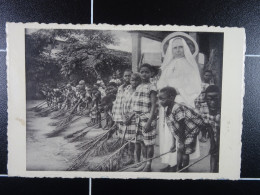 Mission Des Filles De Marie De Pesches Mangembo Balayage Matinal Des Chemins - Belgisch-Kongo