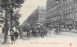 CPA. [75] > TOUT PARIS > Défilé Militaire Avenue De La République - (XIe Arrt.) - Coll. F. Fleury - Distrito: 11