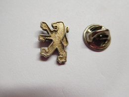 Beau Pin's En Relief ,  Auto Logo Peugeot , Lion Héraldique , Dimensions : 12x16 Mm , Verso Lisse , Fond Argent - Peugeot