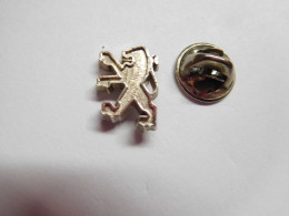 Beau Pin's En Relief ,  Auto Logo Peugeot , Lion Héraldique , Dimensions : 11x15 Mm , Verso Lisse , Fond Argent - Peugeot