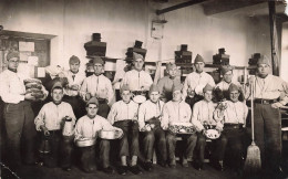 CARTE PHOTO - Des Soldats Dans La Cuisine - Animé - Carte Postale Ancienne - Photographie