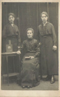 CARTE PHOTO NON IDENTIFIEE UNE FEMME AVEC SES DEUX JEUNES FILLES DANS UN STUDIO PHOTO - To Identify