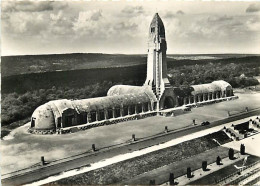 55 - Verdun - En Avion Au Dessus De - L'Ossuaire De Douaumont - Vue Aérienne - Mention Photographie Véritable - Carte De - Verdun