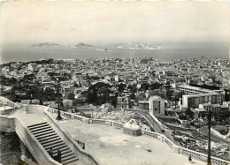 13 - Marseille - Panorama Sur Les Ports Vu Du Parvis De Notre-Dame De La Garde - Vue Aérienne - Mention Photographie Vér - Joliette, Havenzone