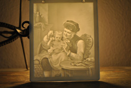 LITHOPHANIE Grand Père Et Bébé Jouant ANCIEN BISCUIT DE PORCELAINE Fin XIXè Napoléon III - Antique Lithophane Porcelain - Andere & Zonder Classificatie