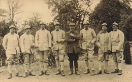 CARTE PHOTO NON IDENTIFIEE DES SOLDATS AVEC CASQUE LOURD DE POILU ENTOURANT UN OFFICIER - A Identifier