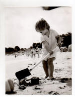 F6163/ Kleines Kind Spielt Am Strand  Foto Ca.1960  24 X 18 Cm - Ohne Zuordnung