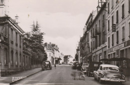 54 - JARNY - RUE AVENUE JEAN JAURES - BEAU PLAN SUR COMMERCES - AUTOMOBILES VOITURE ET JEEP AMERICAINES - VOIR ZOOM - Jarny