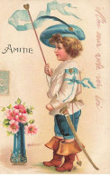 N°23794 - Carte Gaufrée - Clapsaddle - Amitié - Garçon Près De Fleurs Dans Un Vase - Sonstige & Ohne Zuordnung