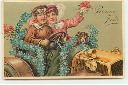 N°22732 - Carte Gaufrée - Bonne Fête - Couple Avec Un Chien Au Volant D'une Voiture, Décorée De Myosotis - Other & Unclassified