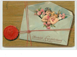 N°2047 - Carte Gaufrée - Angelots Dans Une Enveloppe - Angels