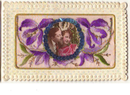 N°11501 - Carte Brodée Avec Rabat - Iris - Couple Dans Un Médaillon - Embroidered