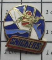 1618A  Pin's Pins / Beau Et Rare /  ALIMENTATION / SNICKERS  CONFISERIE CANOE KAYAK - Levensmiddelen