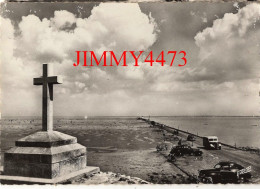 CPM - Noirmoutier En 1956 - Le Passage Du Gois à Marée Basse ( Bien Animée ) N° 1045 - Edit.de L' EUROPE - Noirmoutier
