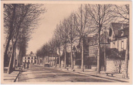 27 - EURE - VERNEUIL SUR AVRE - AVENUE DE LA GARE ET LA GARE AU FOND - Verneuil-sur-Avre