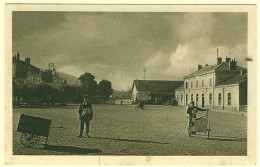 1 - B12334CPA - OYONNAX - Place De La Gare -  Marchand De Journeaux Le Progres - Très Bon état - AIN - Oyonnax