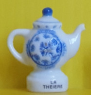 Fève - Service De Porcelaine Blanc Et Bleu -  La Théière - Autres & Non Classés