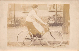 Sports - N°84090 - Cyclisme - Femme Sur Un Vélo - Carte Photo - Wielrennen