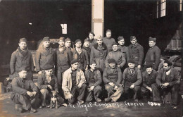 75 - N°83386 - PARIS - Mécaniciens Militaires, Avec Un Chien, Le Royal Cambouis, Février 1910 - Métier - Carte Photo - Petits Métiers à Paris