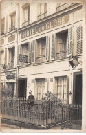 75 - N°83407 - PARIS - Homme Devant L'Hôtel Du Globe - Commerce - Carte Photo à Localiser - Pubs, Hotels, Restaurants