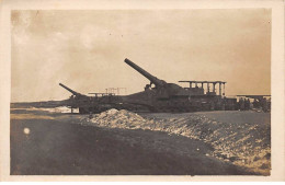 Militaire - N°83504 - Militaires Près De Chars Avec Leur Canon Levé  - Carte Photo à Localiser - Matériel