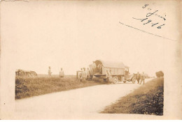 Militaire - N°83528 - Militaires Et Camion Au Bord D'une Route - Carte Photo à Localiser - Material