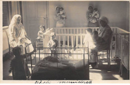 Enfants - N°83895 - Crèche Municipal - Nourrices Avec Des Bébés - Carte Photo à Localiser - Gruppi Di Bambini & Famiglie