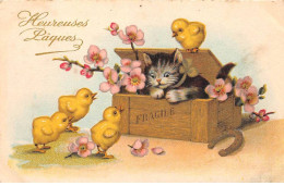 Animaux - N°83955 - Chats - Heureuses Pâques - Poussins Regardant Un Chaton Sortant D'une Caisse En Bois - Chats