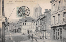 76 - FECAMP - SAN53298 - La Rue Des Forts - Fécamp