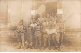 88 - N°84422 - EPINAL - Militaires, Deux Avec Une Carte - Carte Photo - Epinal