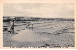 44 - BATZ SUR MER - SAN50443 - Dans Les Marais Salants - Enlèvement Du Sel à La Gède - Batz-sur-Mer (Bourg De B.)