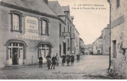 53 - LE GENEST - SAN49087 - Coin De La Place Et Rue De La Gare - Le Genest Saint Isle