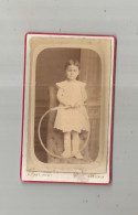 FILLETTE AVEC CERCEAU PHOTO MIGNONETTE ANCIENNE  (PHOTO A CARY BORDEAUX) 1862 - Anonieme Personen