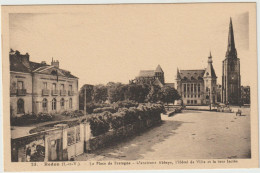 CPA - 35 - REDON - La Place De Bretagne - L'Ancienne Abbaye - L'Hôtel De Ville Et La Tour Isolée - Vers 1930 - Redon