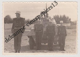 Photo Originale C.1960 Légionnaires Devant Un Char Blindé Algérie Période Guerre - 11,5x8  Cm Légion étrangère - Oorlog, Militair