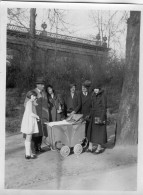 Grande Photo D'une Famille élégante Posant Dans Un Jardin Public En 1932 - Anonieme Personen