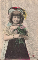 FANTAISIES - Une Petite Fille Tenant Un Bouquet De Fleurs - Colorisé - Animé - Carte Postale Ancienne - Autres & Non Classés