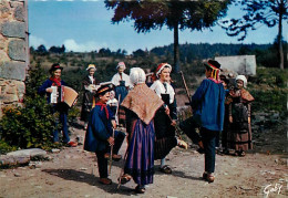 Folklore - Auvergne - La Gaité Savinoise - Groupe Scolaire De Saint Amant Roche Savigne - La Sabotière ( Danse Des Bâton - Costumi