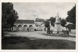 - Dpts Div.-ref-BN244- Charente - Chazelles - La Place Et Le Monument Aux Morts - - Sonstige & Ohne Zuordnung